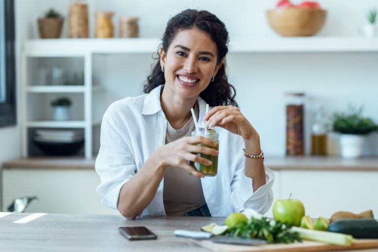 El impacto de los jugos verdes en los dientes